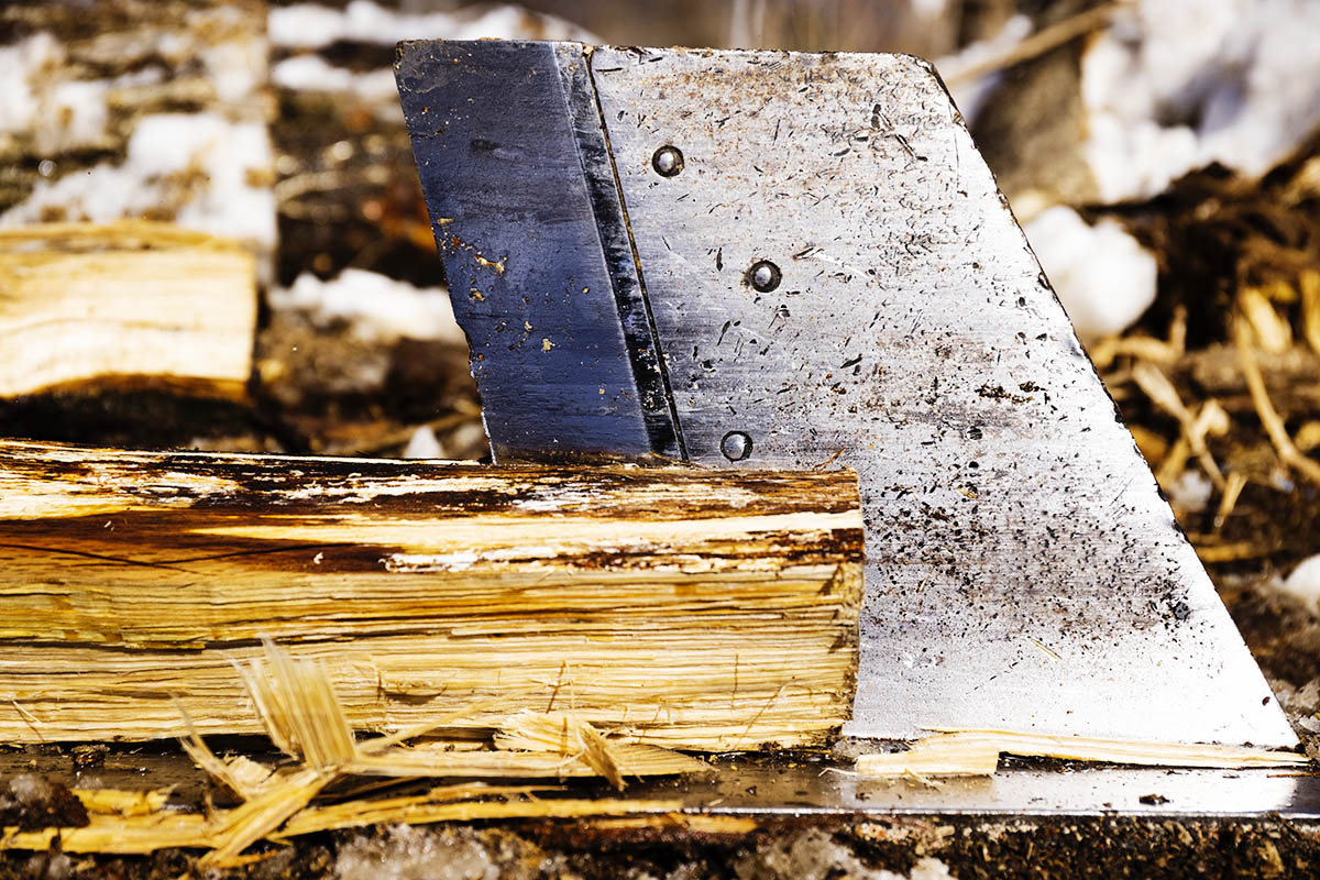 炭焼きの材料となる木を割る機械の刃の部分