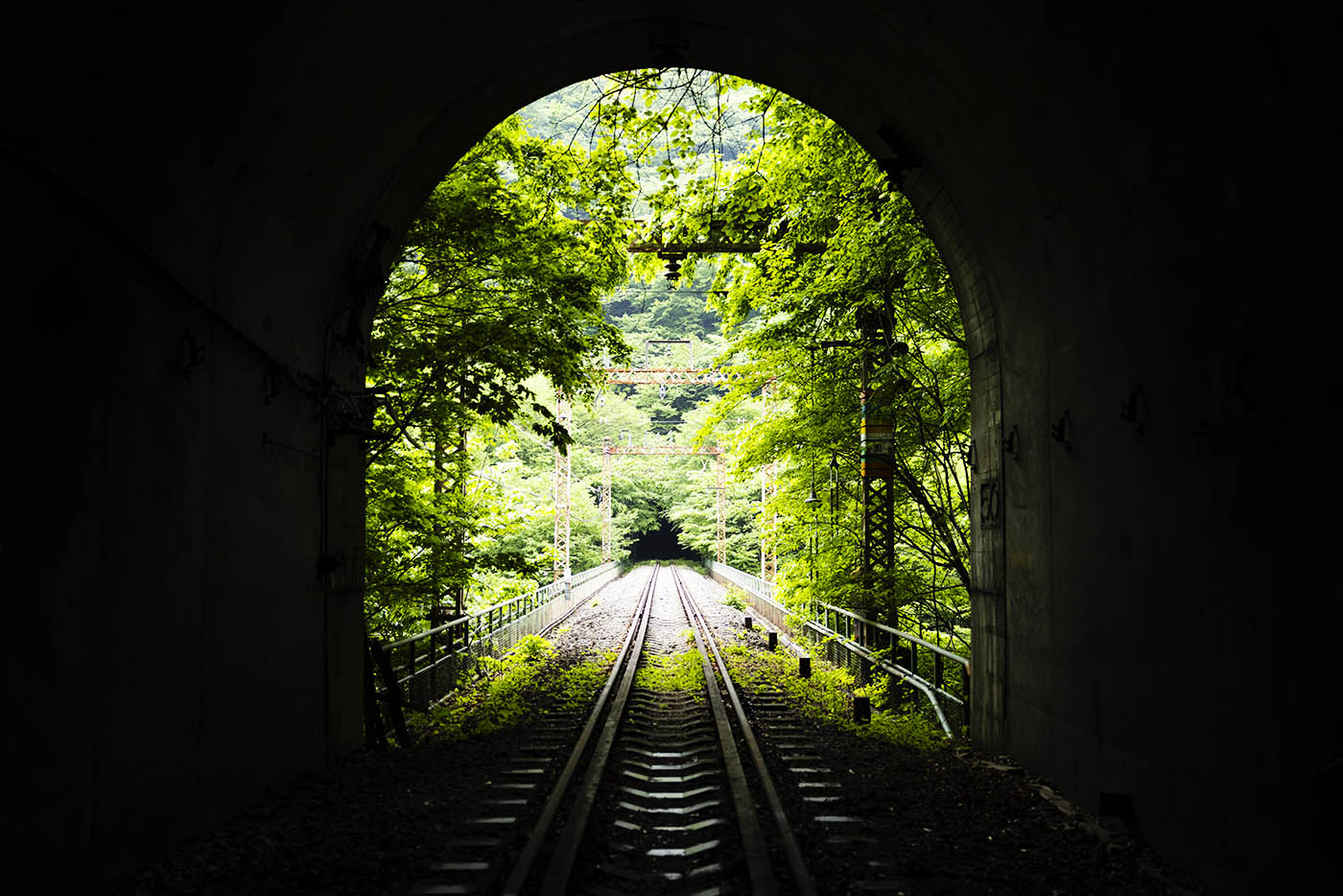 廃線ウォークのイメージ写真、トンネルから橋を望む