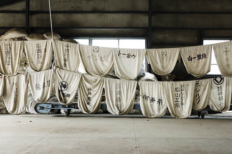 碓氷製糸株式会社の仮置場に展示されていた繭を入れる袋