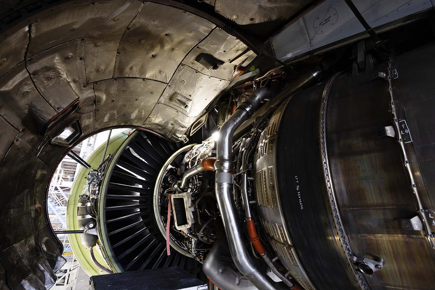航空機のエンジンカバーを外した状態の写真