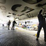 航空機整備工場で働く人を取材した記事のアイキャッチ画像