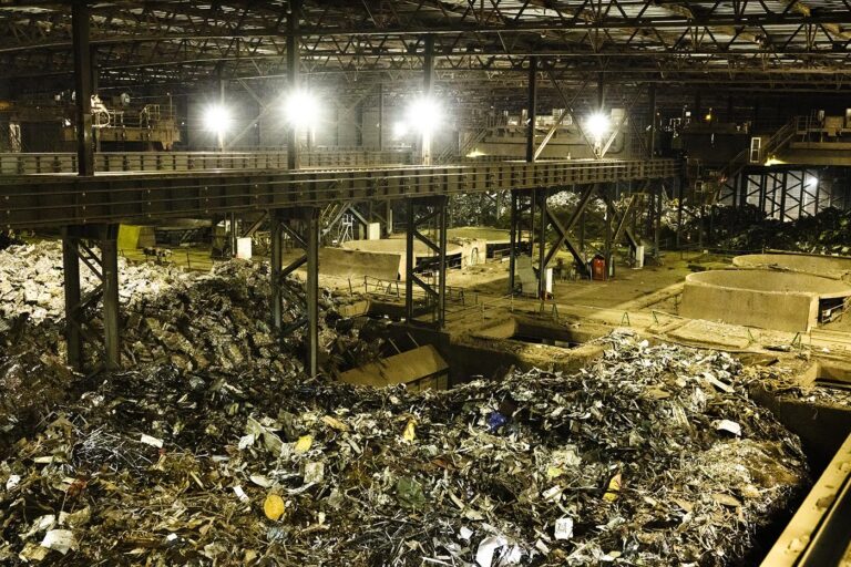 電気炉からスパーク！ 鉄スクラップから新しい鉄製品を作る工場。 Workers in Japan 人と仕事の情報発信サイト