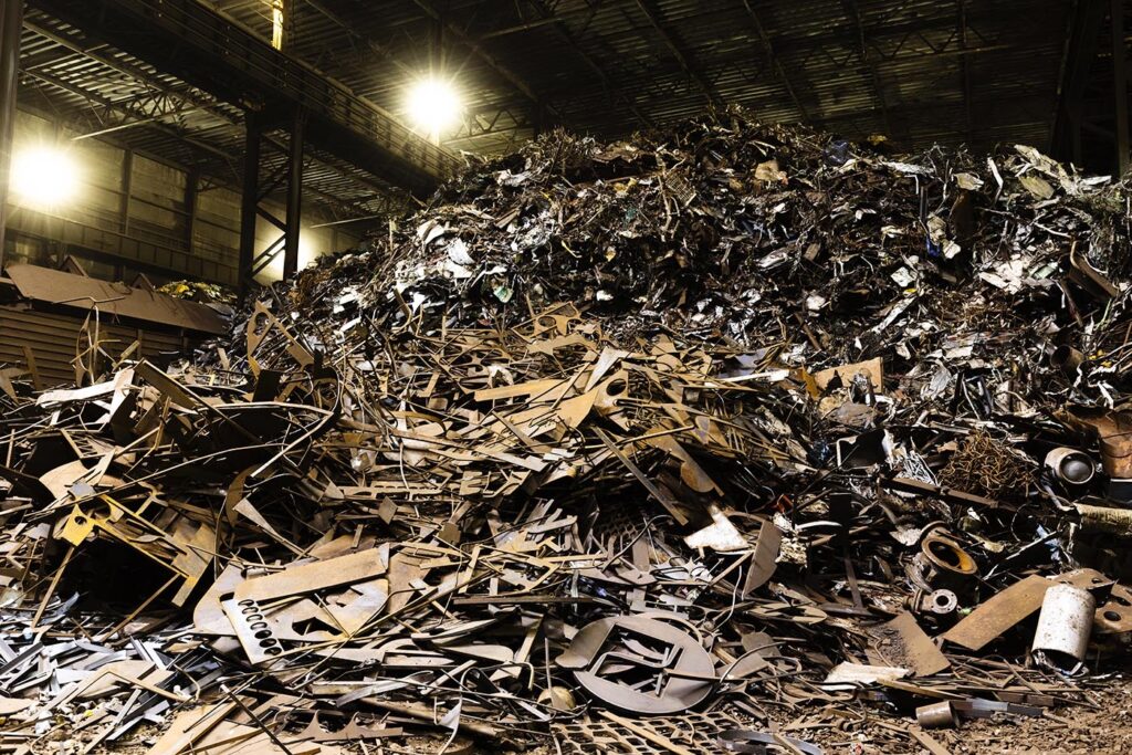 電気炉からスパーク！ 鉄スクラップから新しい鉄製品を作る工場。 Workers in Japan 人と仕事の情報発信サイト