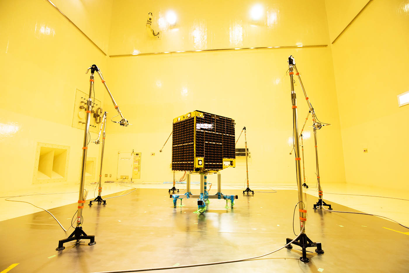 音響試験設備の中に置かれた小型実証衛星３号機