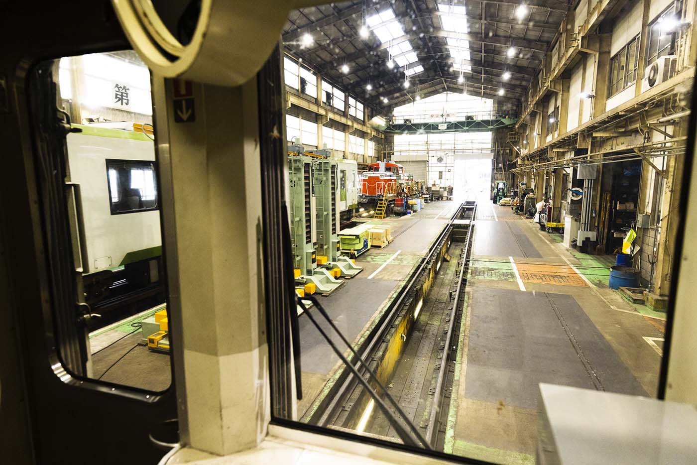 鉄道車両を整備する仕事。ぐんま車両センターの場合。 | Workers in 