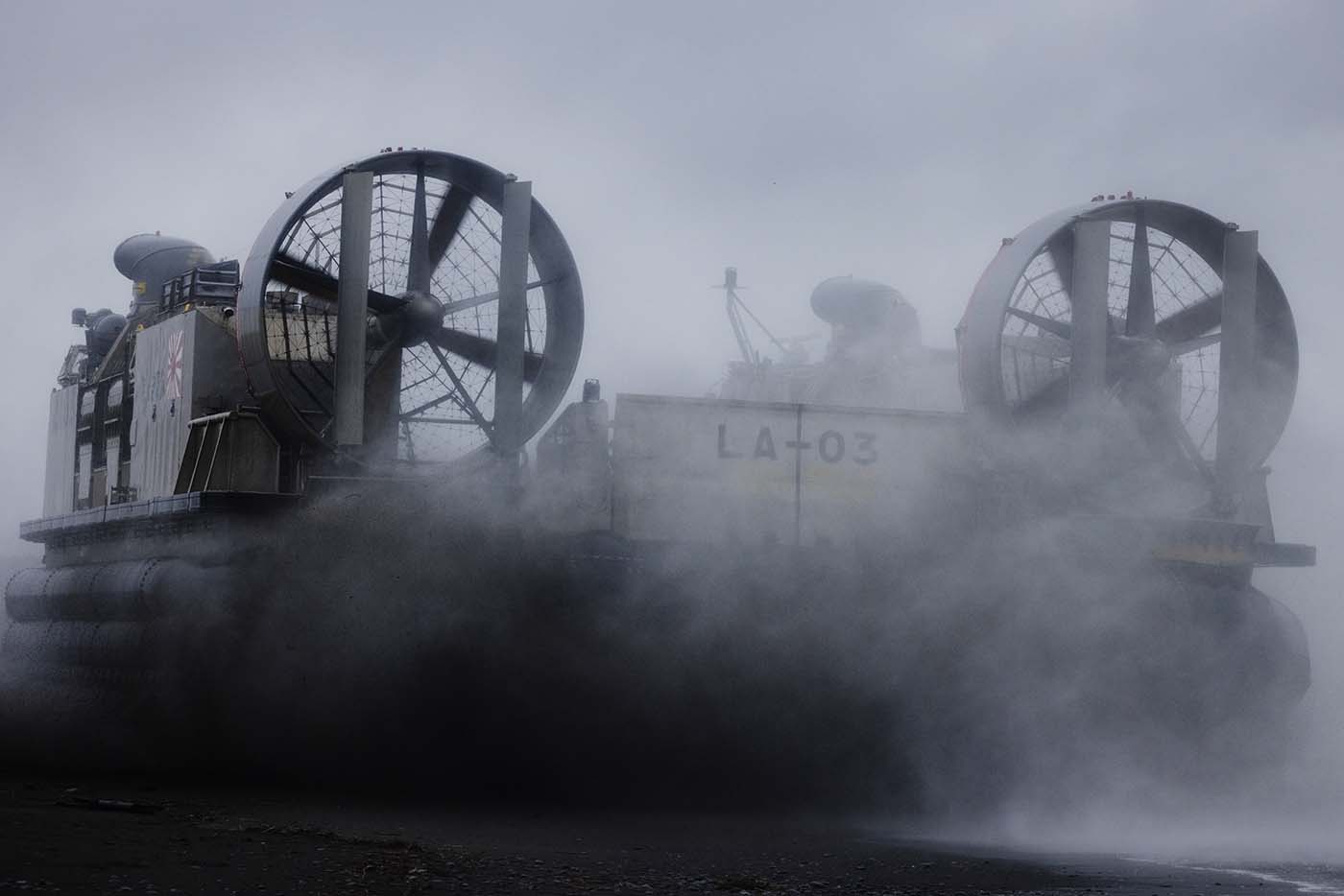 海岸から発進するLCAC