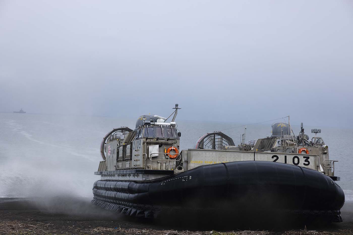 輸送艦「しもきた」とLCAC