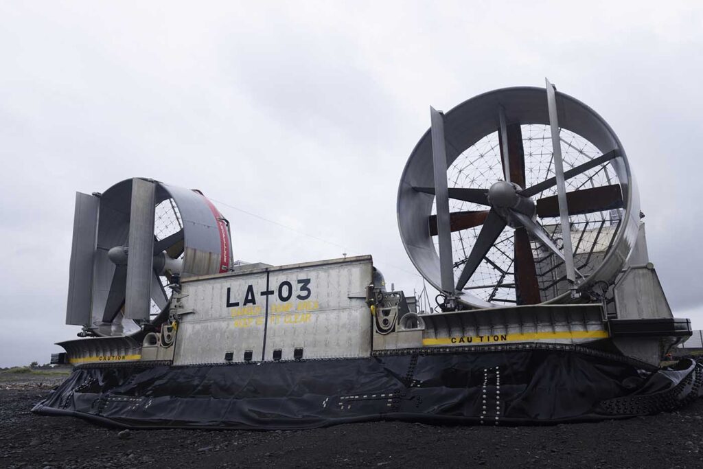 Lcac Back Ramp 海上自衛隊のLCACと輸送艦の訓練に同行した。 | Workers in Japan | 人と仕事の情報発信サイト