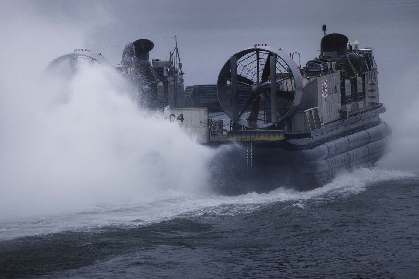 海上を航行中のLCAC