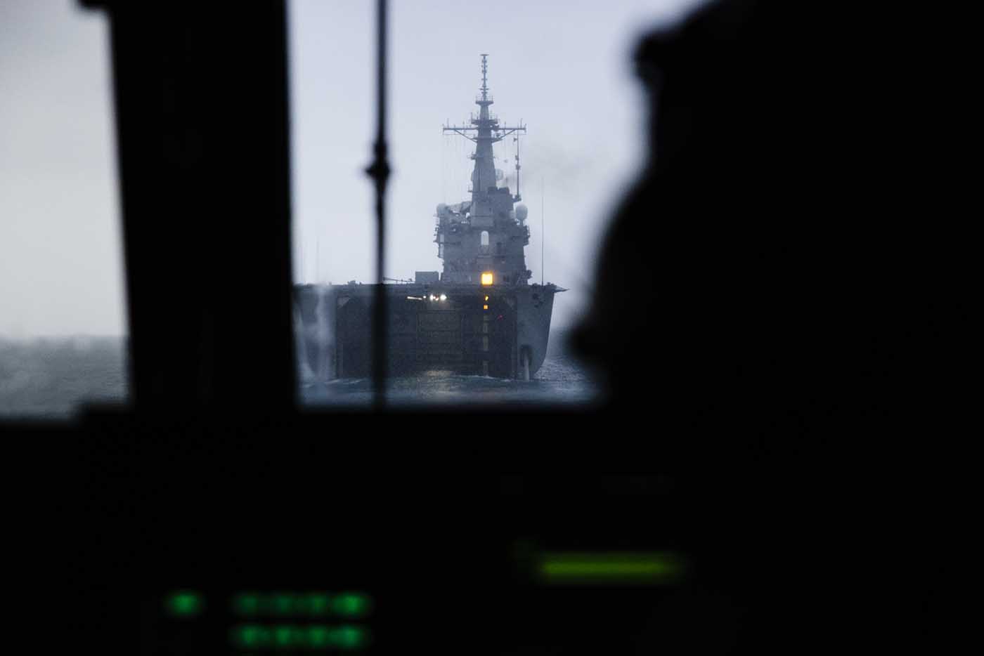 輸送艦「しもきた」に着艦しようとするLCAC