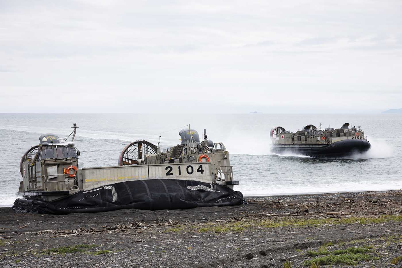 ビーチング訓練中のLCAC-２隻